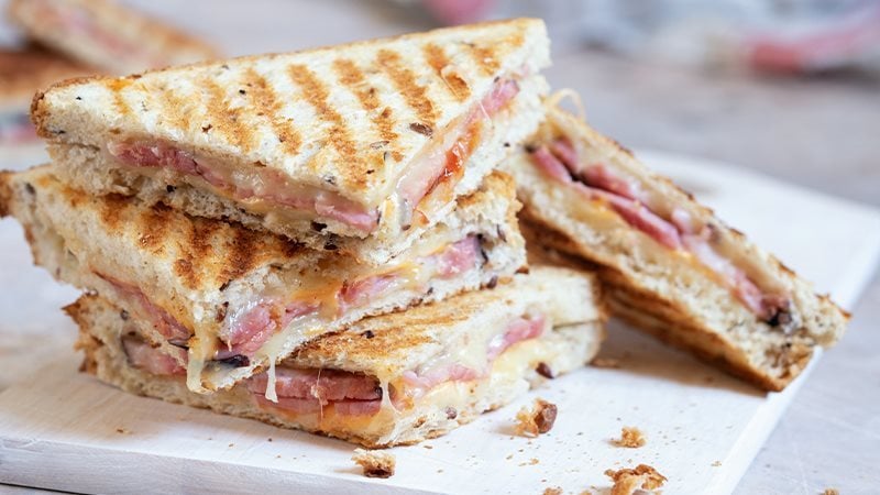 Tartine prosciutto cotto robiola e olive nere-1